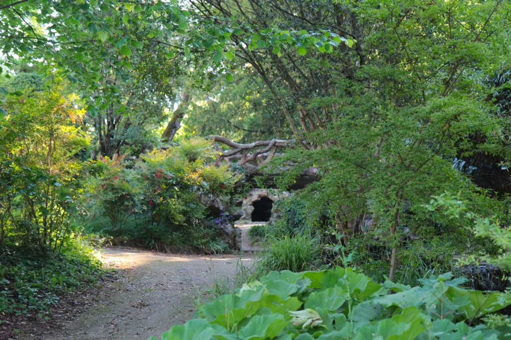 Une grotte dans le Jardin Public de Cognac créé par Edouard André