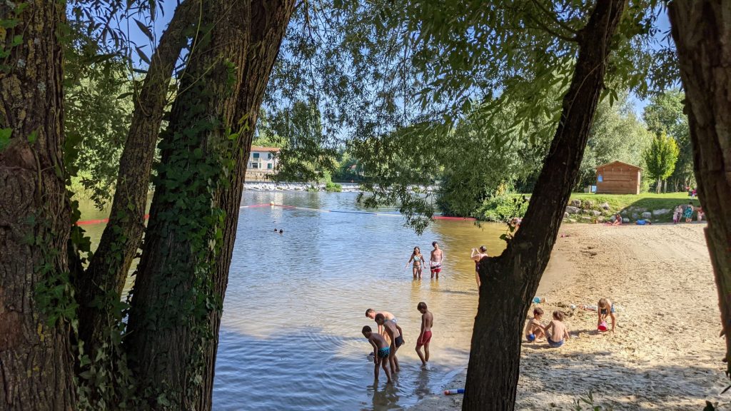 Le Bain des Dames plage aménagée en été sur les bords de Charente à Chateauneuf sur Charente, aire de loisirs, baignade