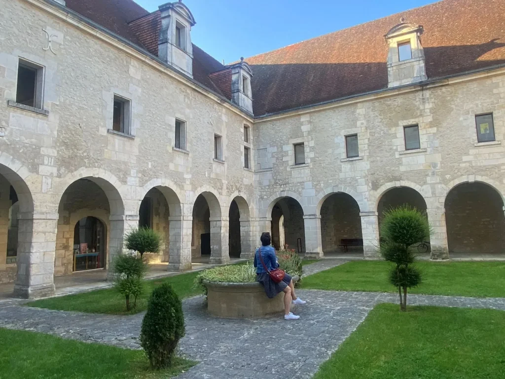 Cloitre du prieuré Saint Léger à Cognac en été, le long du parcours du roy, emplacement de la médiathèque de Cognac