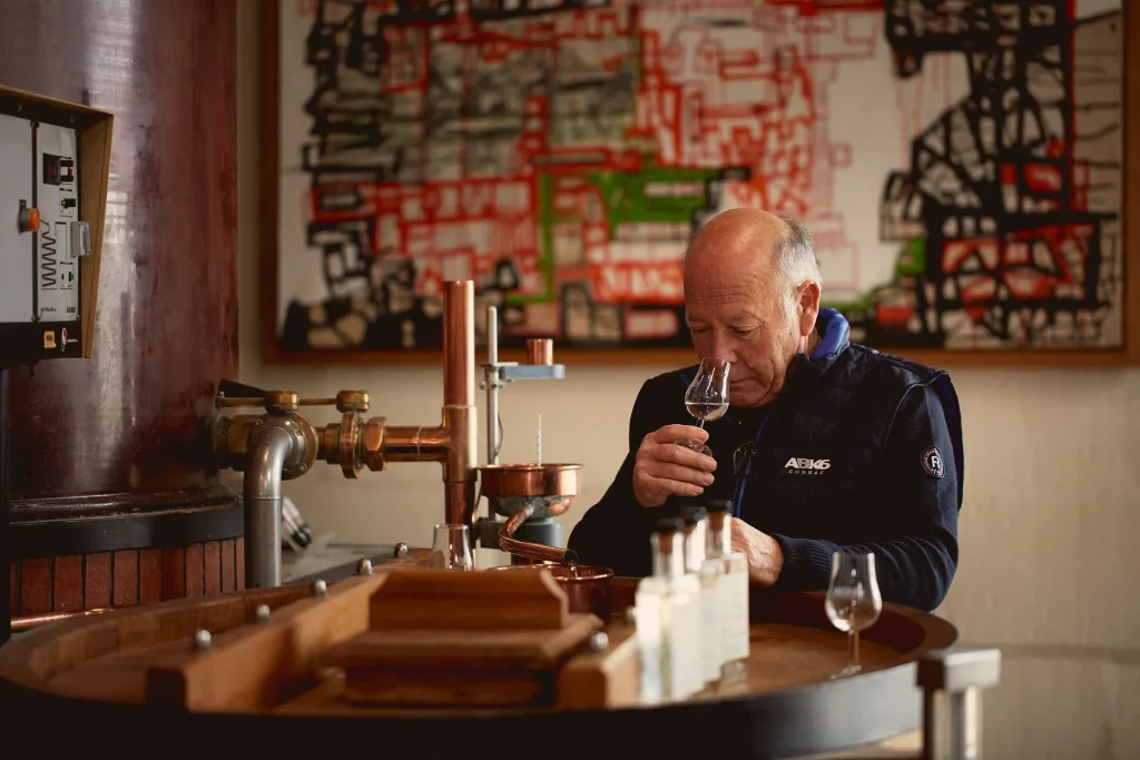 La période de distillation, le maitre de chai est attentif à la qualité de l'eau-de-vie à la sortie de l'alambic qui servira à élaborer les cognacs ABK6