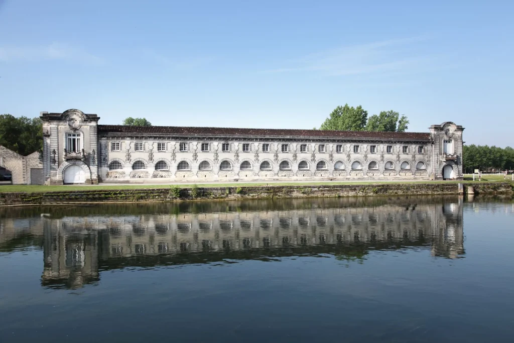 Extérieur du chai de vieillissement de la Maison de Cognac Tiffon Braastad à Jarnac, sur le quai de l'ile Madame en bord de Charente