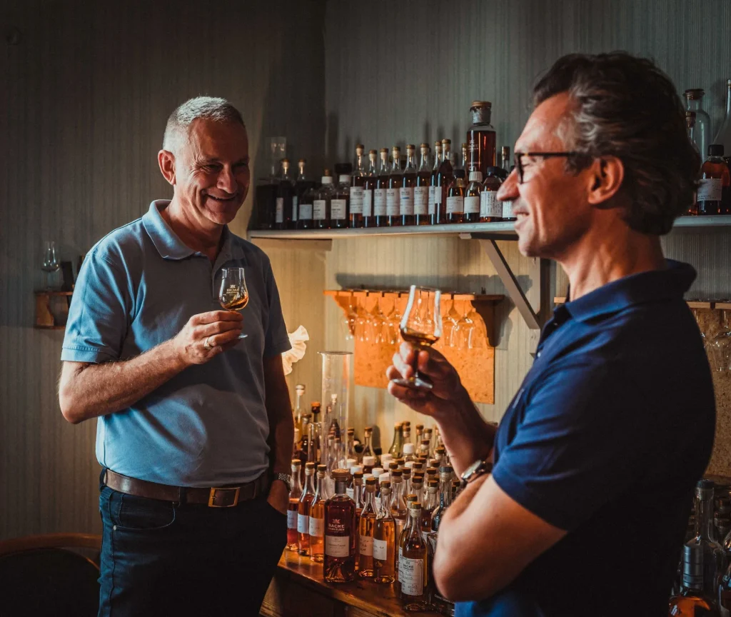 Maitre de chai et Hervé Bache-Gabrielsen, dirigeant de la maison de négoce Bache Gabrielsen dans la salle de dégustation des échantillons d'eau de vie de Cognac