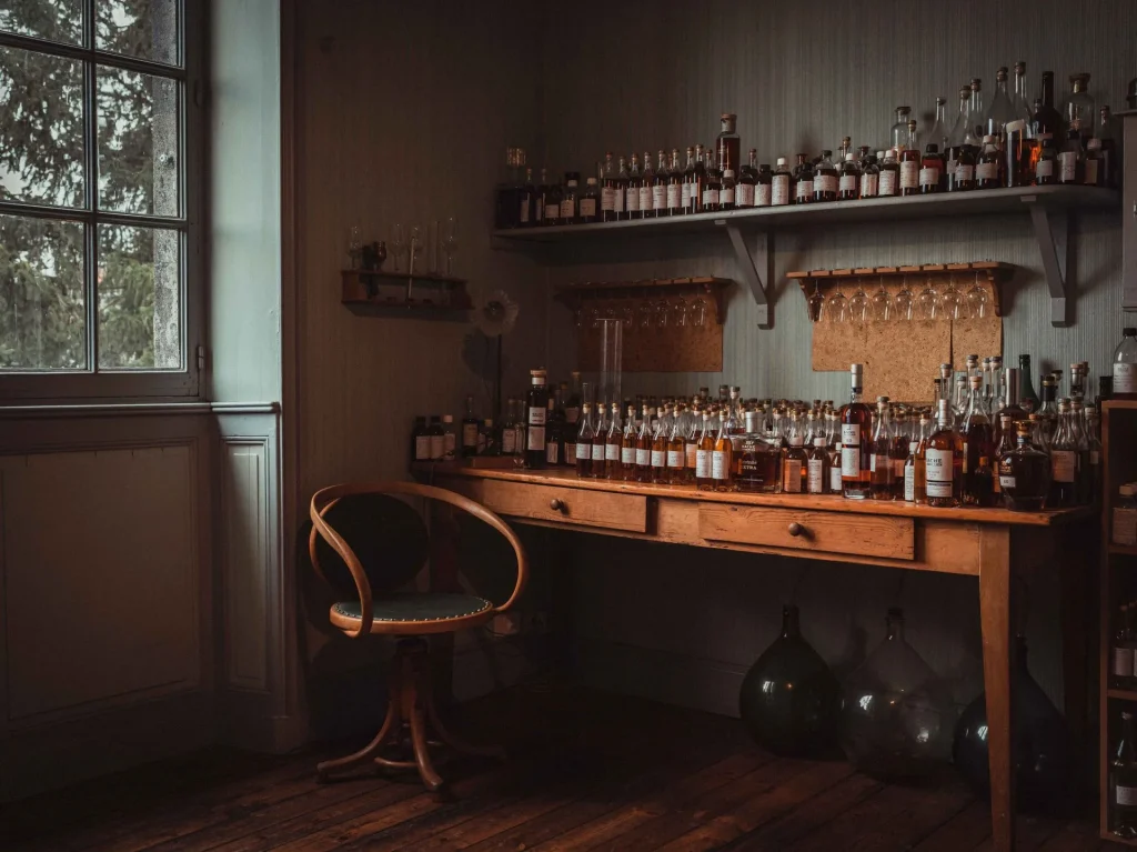 La maison de négoce Bache Gabrielsen la salle de dégustation des échantillons d'eau de vie de Cognac