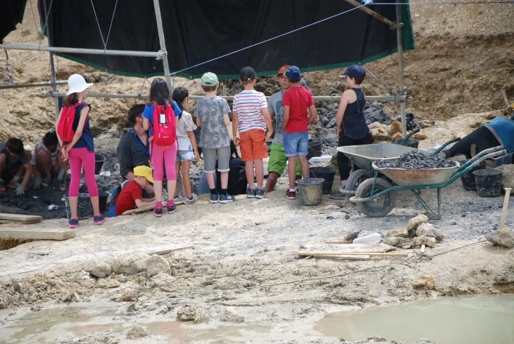 Guided tour for children of the excavations at the Angeac Charente paleontological site