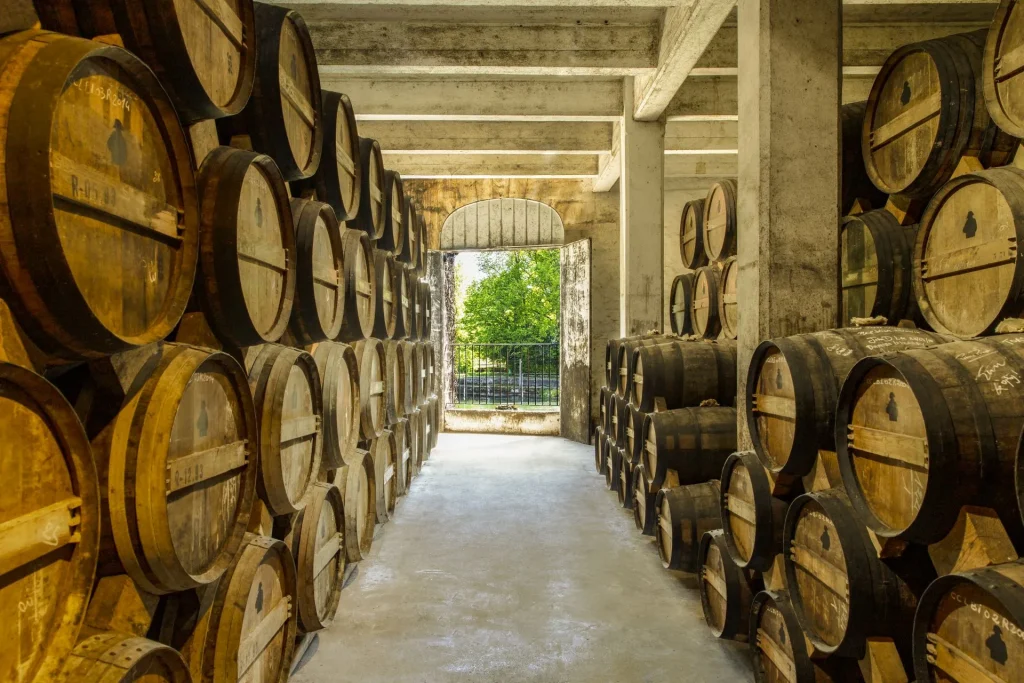 Le chai Renard, chai de vieillissement de la maison de négoce Courvoisier à Jarnac, futs et barriques d'eau-de-vie de cognac