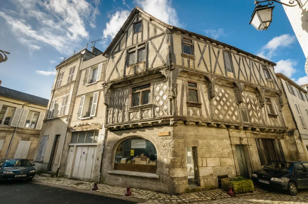 La Maison de la Lieutenance, maison à pans de bois dans la vieille ville de Cognac