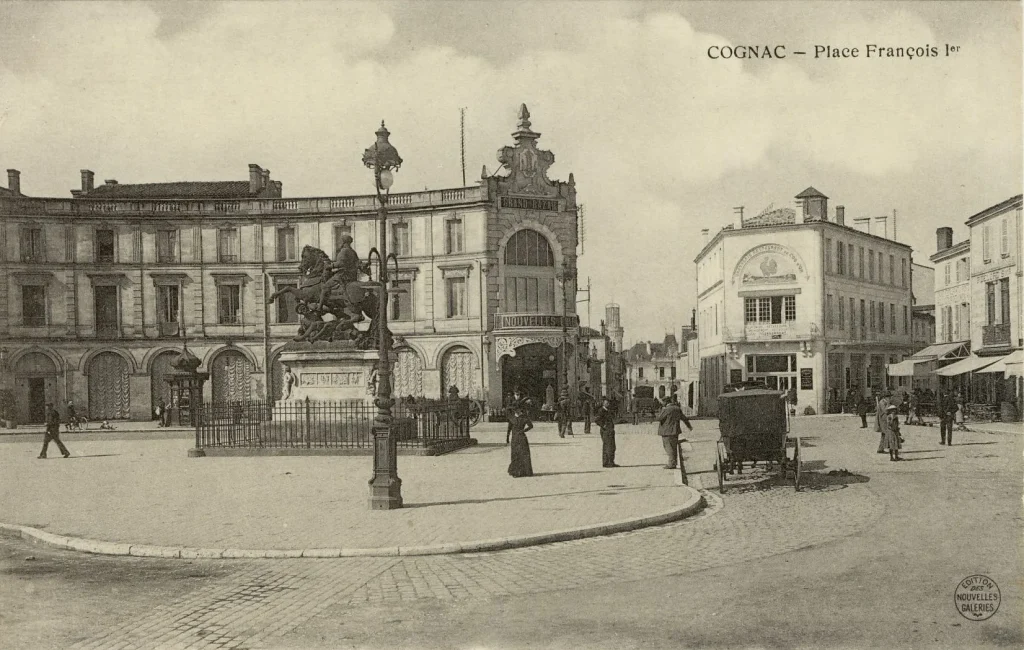Carte postale ancienne de la place François 1er