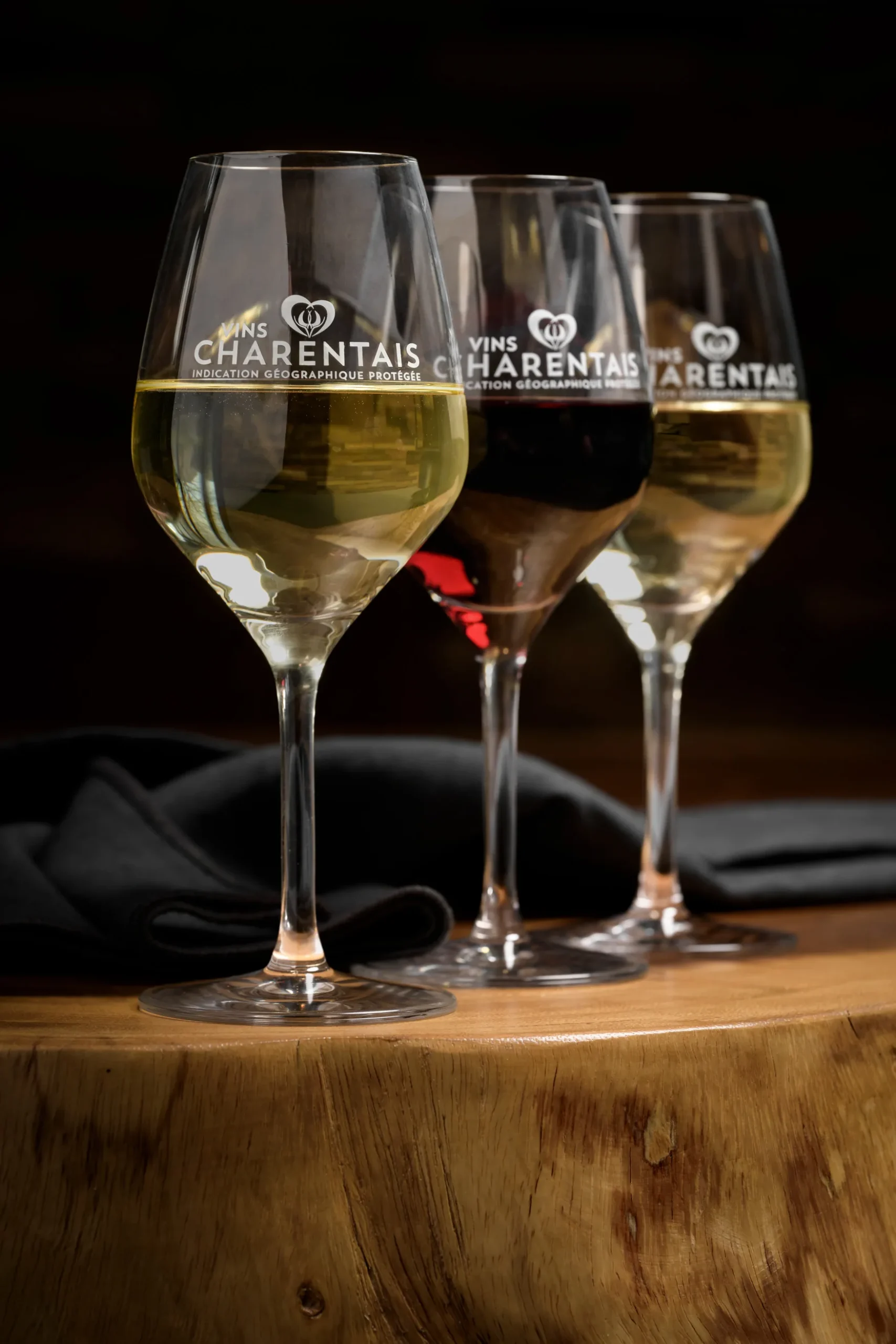 Glasses of white and red Charentais IGP wines