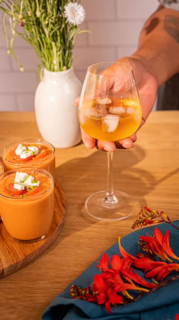 Verre de Pineau des Charentes blanc servi sur glace pour l'apéritif, il accompagne des verrines