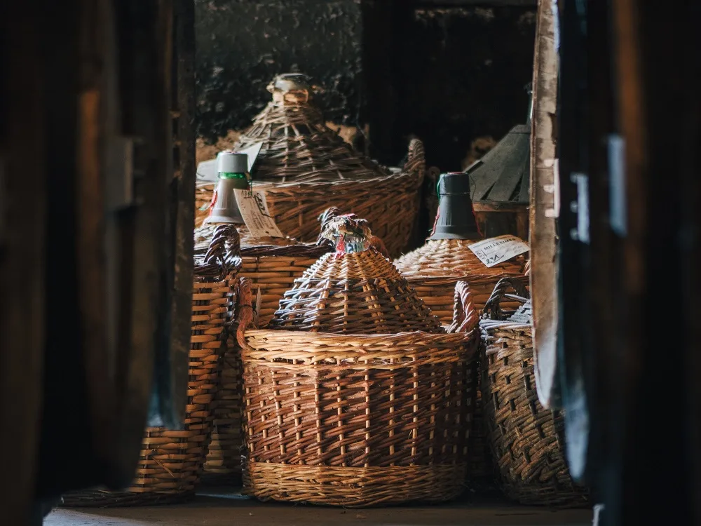 Dame-jeanne dans un chai de vieillissement où sont stockées les eaux-de-vie de cognac de la maison de négoce Delamain