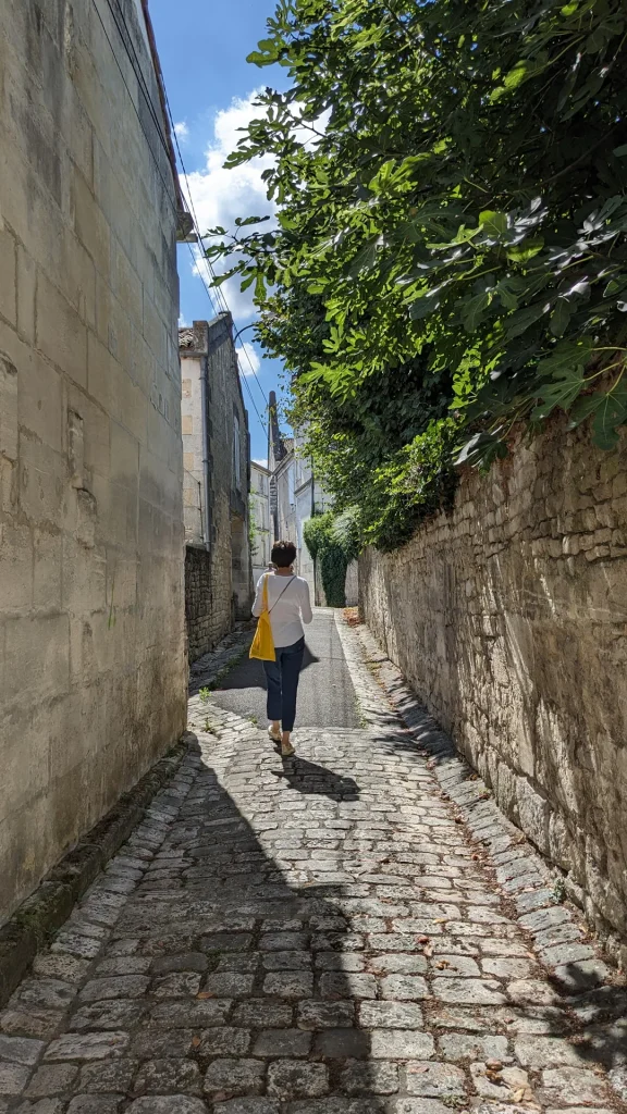 Balade dans la rue Tribord, rue pavée de la ville de Jarnac