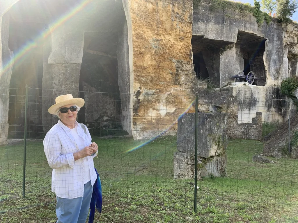 "alambiqué" portrait of Laurence Carbonel during a visit to the quarries at Saint Même les Carrières