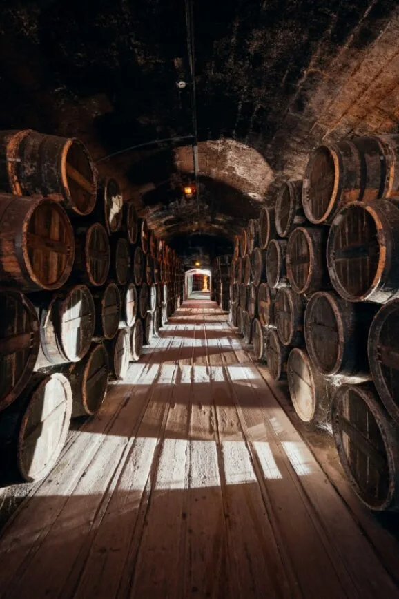 Futs, barriques et tonneaux dans un Chai de vieillissement des eaux-de-vie de cognac au château de cognac et propriété des cognacs Baron Otard et d'Ussé