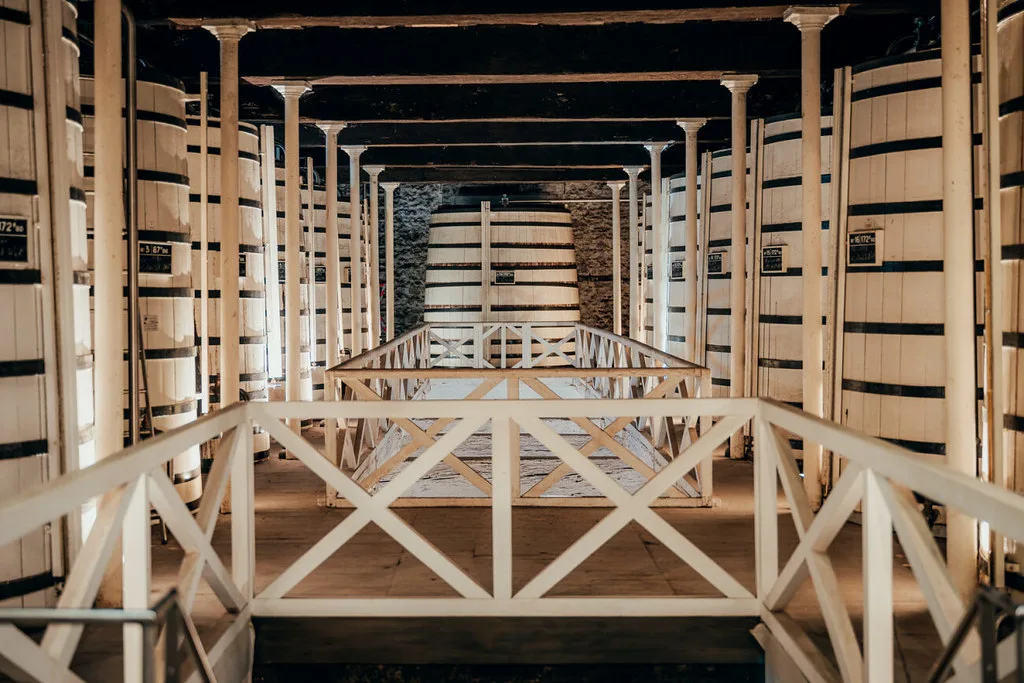 Foudres dans un Chai de vieillissement des eaux-de-vie de cognac au château de cognac et propriété des cognacs Baron Otard et d'Ussé