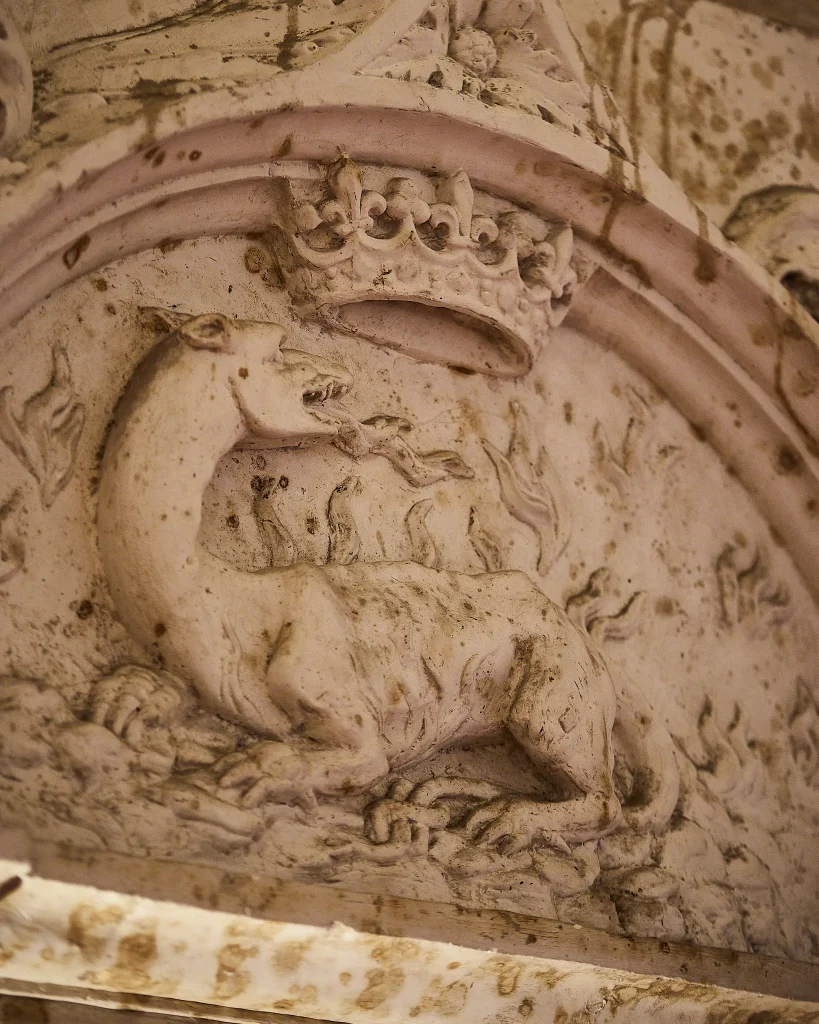 Salamandre sculptée au château de Cognac et cognacs baron Otard