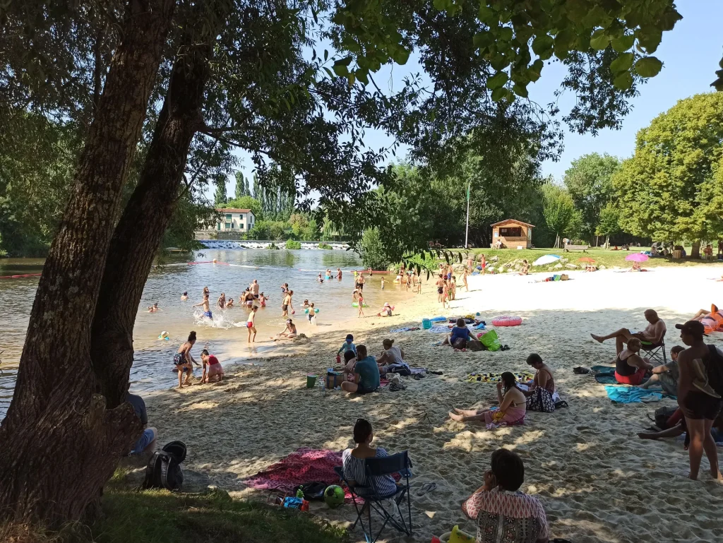 Children, family and friends on the sandy beach of Bain des Dames in Châteauneuf-sur-Charente