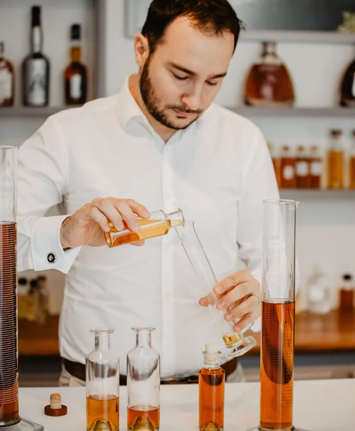 Rémi Boinaud procède à l'assemblage des eaux-de-vie pour l'élaboration des cognacs Boinaud