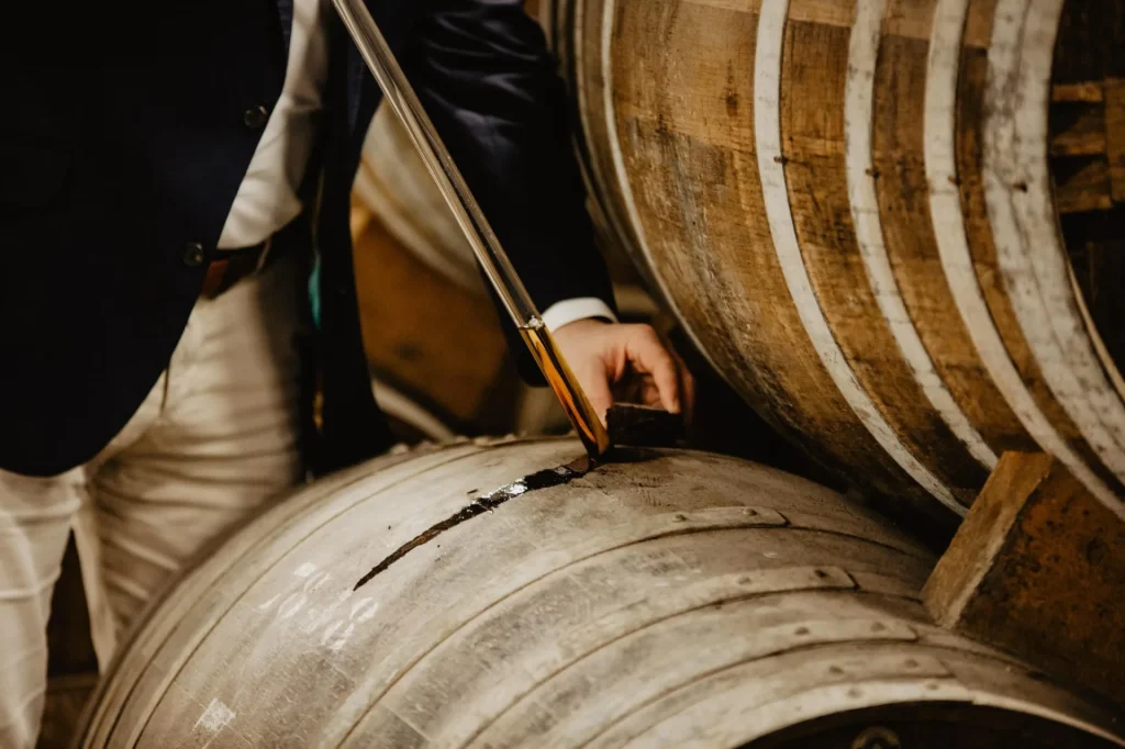 Contrôle des eaux-de-vie des cognacs Boinaud pendant le vieillissement, fut de cognac dans un chai.