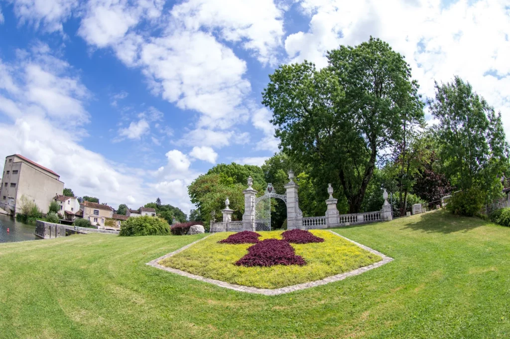Jardin public de Jarnac avec sa grille ornée du blason de la maison Chabots
