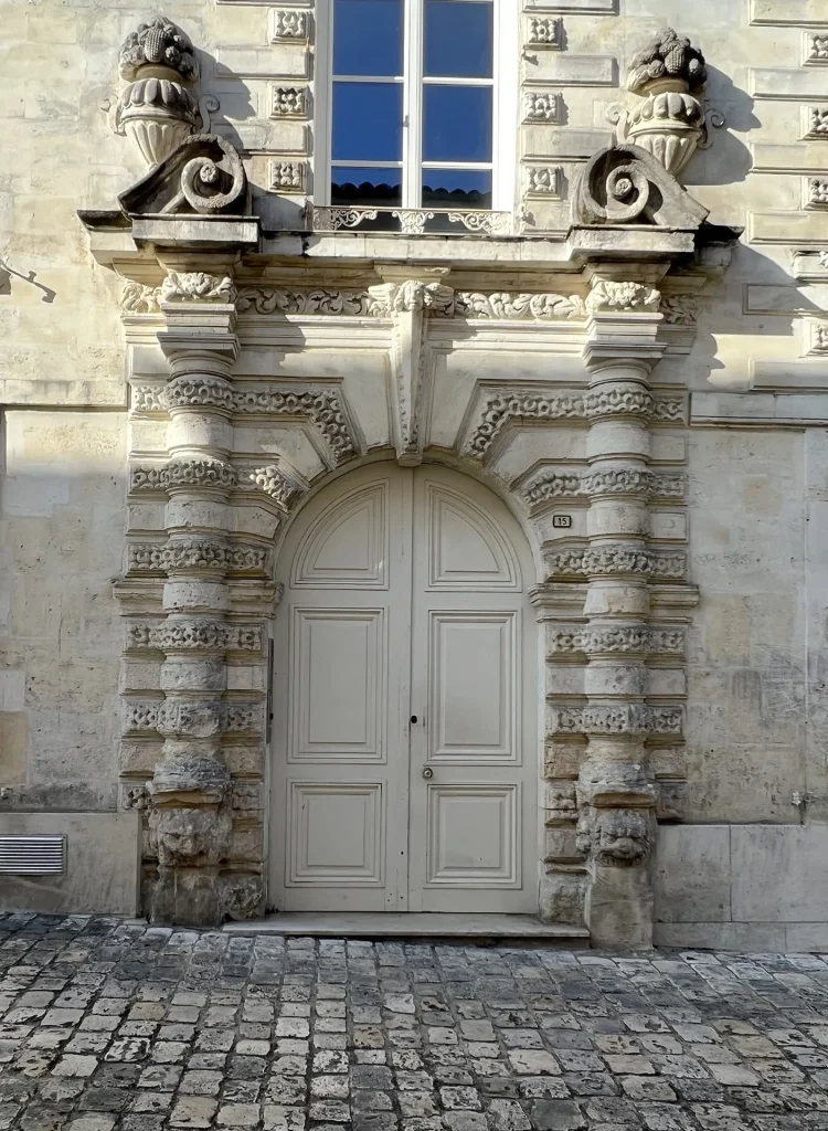 Porte d'entrée sculpté de l'hôtel particulier Brunet du Bocage
