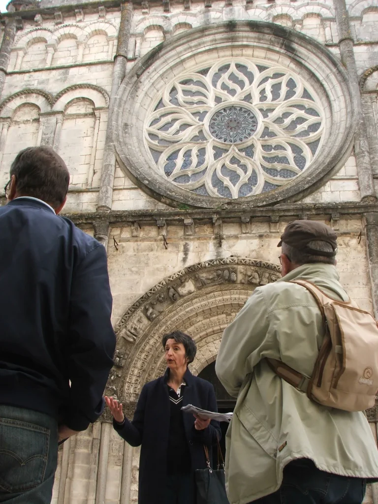 Visite guidée de la ville avec la guide de l'office de tourisme de Cognac, Nathalie devant l'église Saint Léger