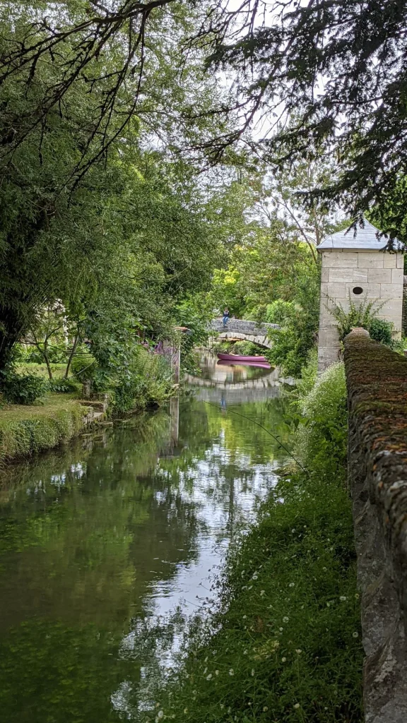 La Guirlande, bras de la Charente longeant le jardin de l'abbaye Saint Etienne dans le village de Bassac