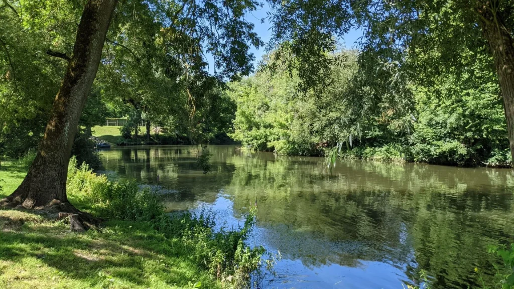 Le fleuve Charente au bain des dames à Chateauneuf-sur-charente