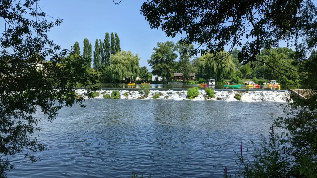 Canoës sur le fleuve charente au bain des dames à chateauneuf sur charente dans un cadre arboré, rivière, cascade, saules pleureurs