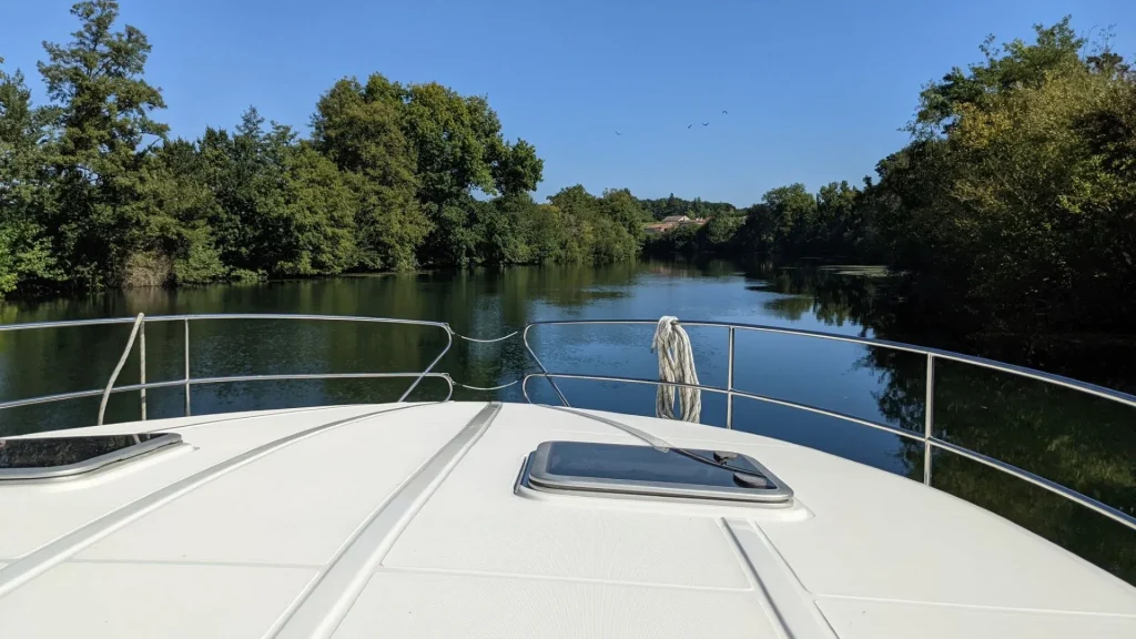 Croisière sur la Charente à bord d'un bateau de la compagnie Intercrosières, location de bateau à la semaine, nature, détente