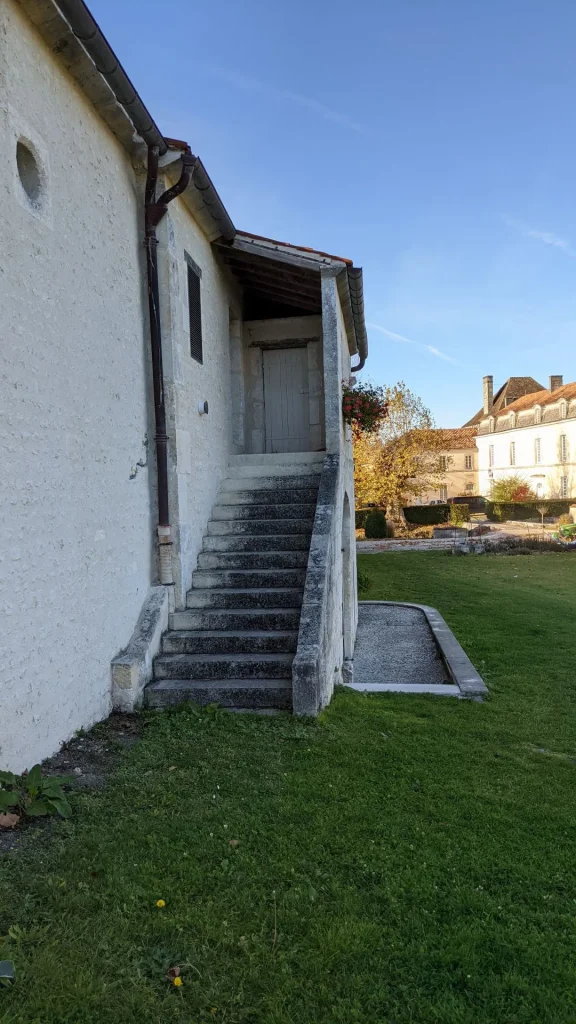 Escalier à balet de la ferme de la Charmille, maintenant lieu de réception dans le village de Lignières Ambleville avec le château en arrière plan