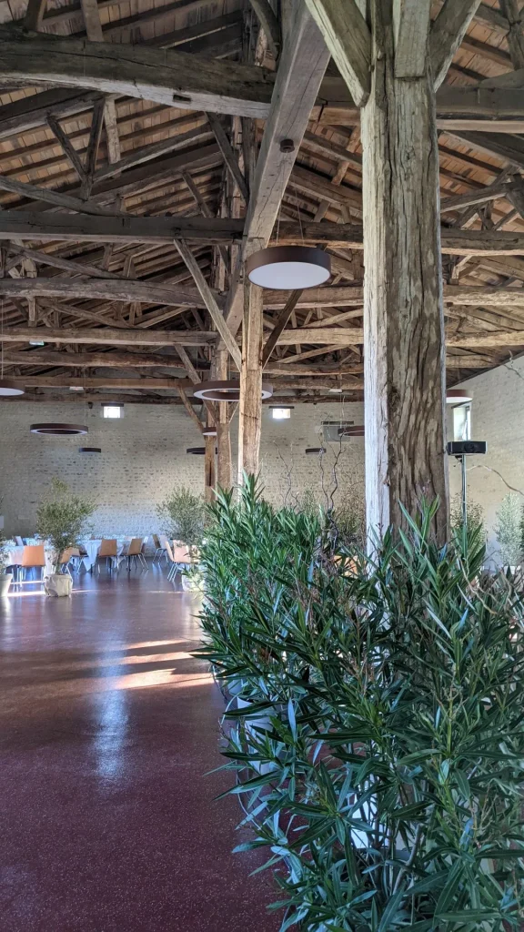 Salle de réception de la Charmille avec une magnifique charpente dans le village de Lignières Ambleville