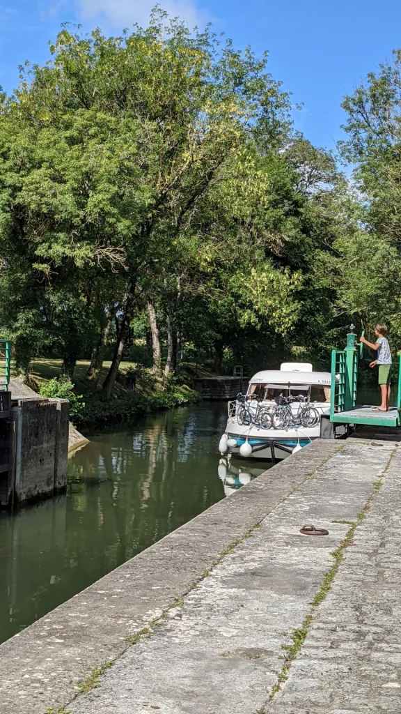 Boat at the Juac lock in the village of Saint Simon