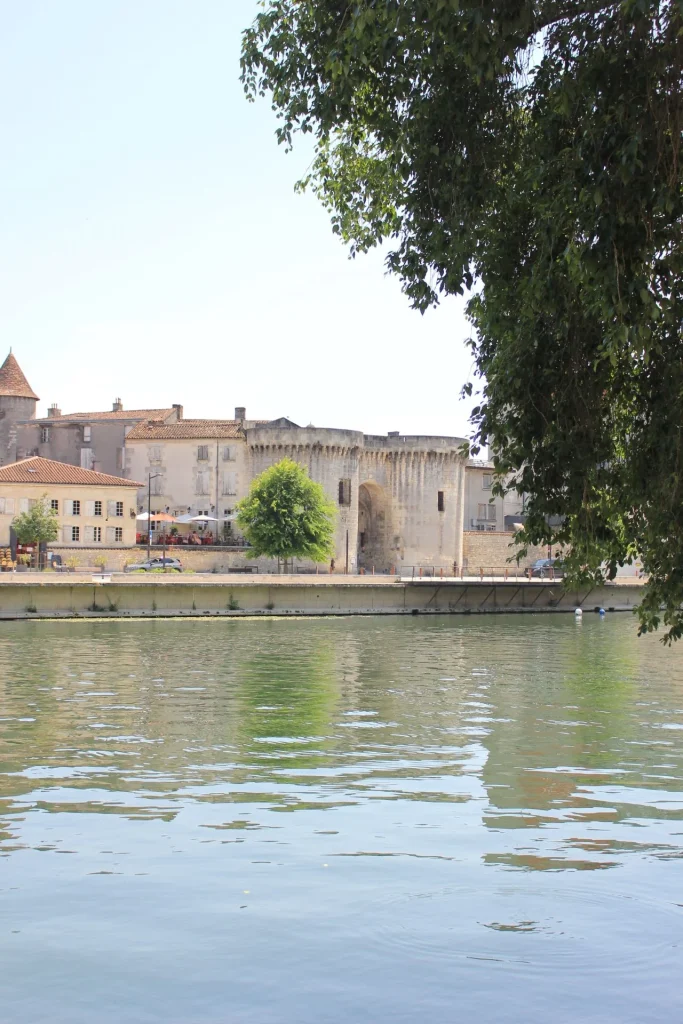 Les tours Saint Jacques anciennes portes de la ville de Cognac sur les quais du fleuve Charente