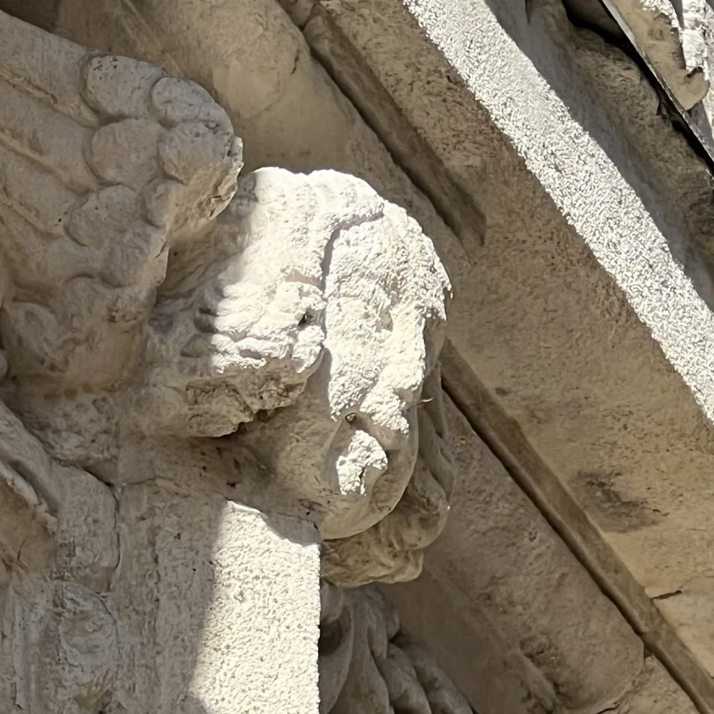 Tête d'ange sculptée sur la port de la façade de l'hôtel particulier Brunet du bocage rue saulnier à Cognac