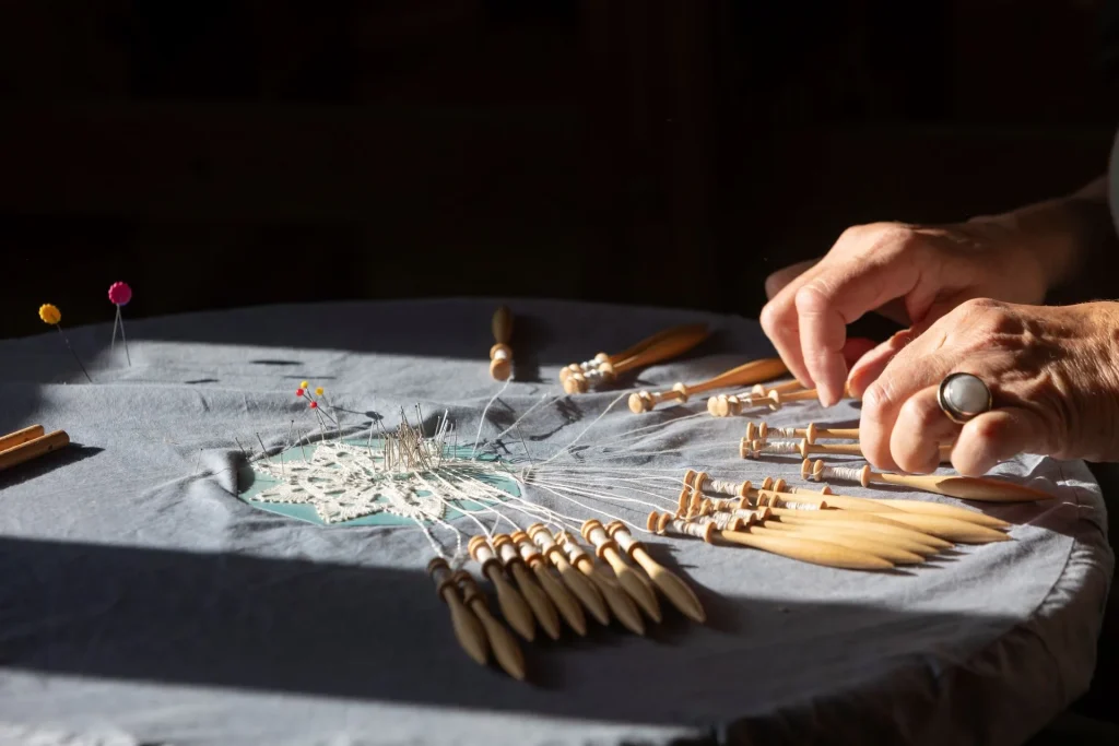 Démonstration de dentelle aux fuseaux à la petite maison du lin dans le village de Lignières Ambleville