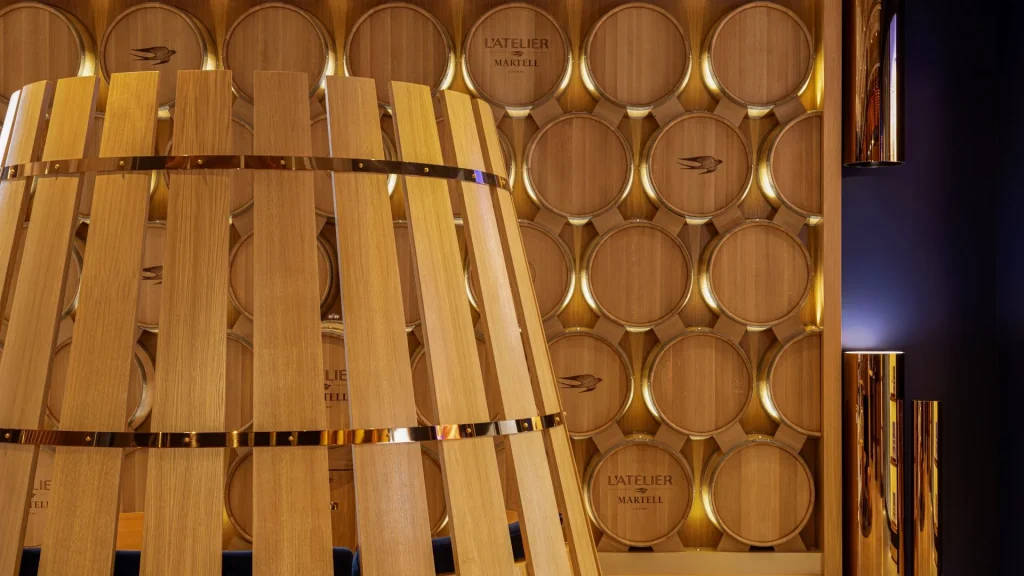 Futs, barriques de cognac dans l'atelier boutique de la maison de cognac Martell à Cognac, visite maison de négoce et degustation cognac Martell cordon bleu, Martell VSOP, Martell Blue Swift