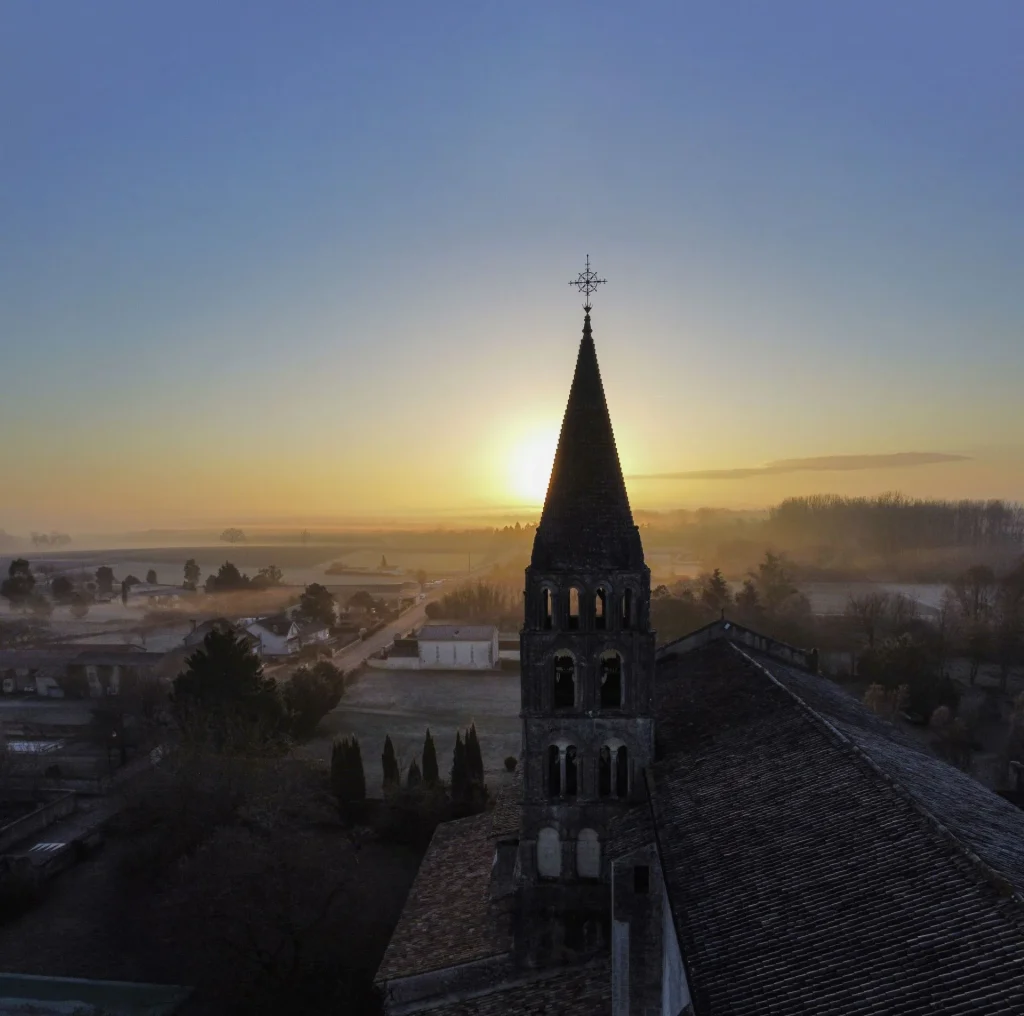 Lever de soleil sur l'abbaye Saint Etienne de Bassac, vue sur le clocher
