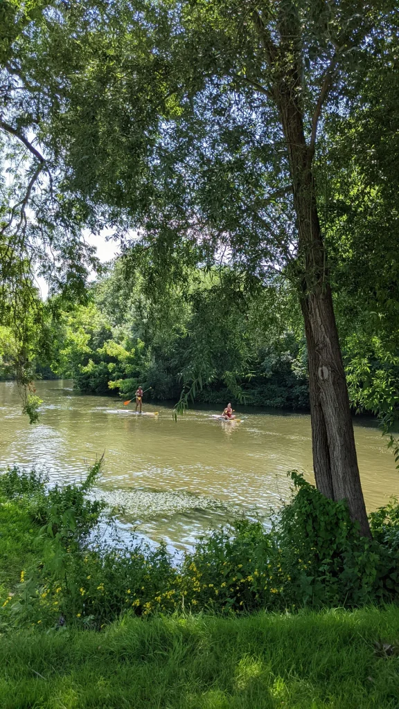 Two people paddleboarding on the River Charente at Bain des Dames in Châteauneuf-sur-Charente