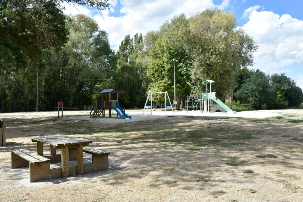 Picnic table and games for children at Bain des Dames in Châteauneuf-sur-Charente