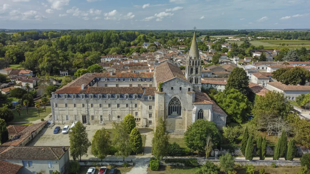 Vue aérienne de l'abbaye Saint Etienne de Bassac et du village de Bassac
