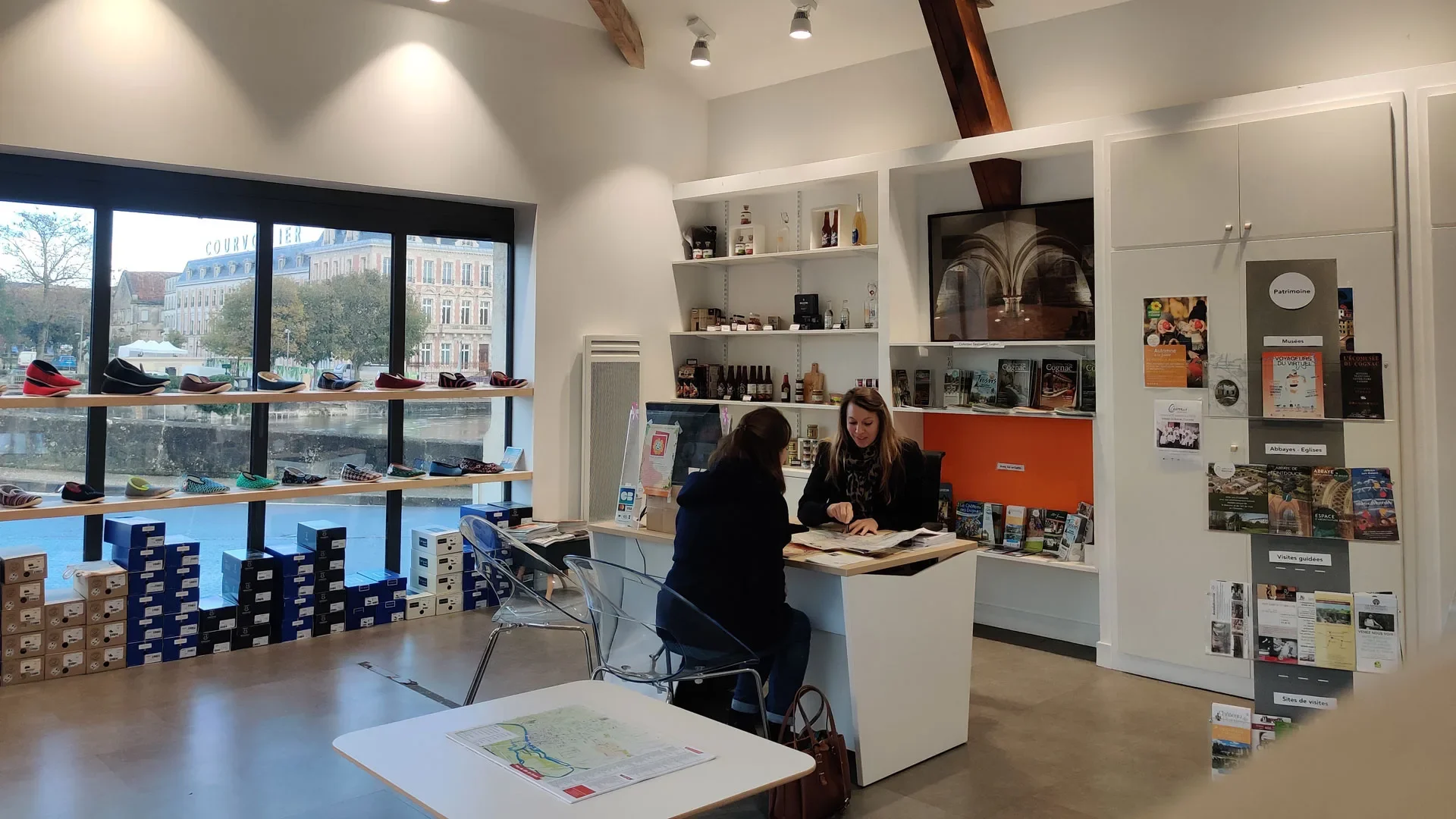 Espace accueil du bureau d'information touristique de Jarnac et sa boutique