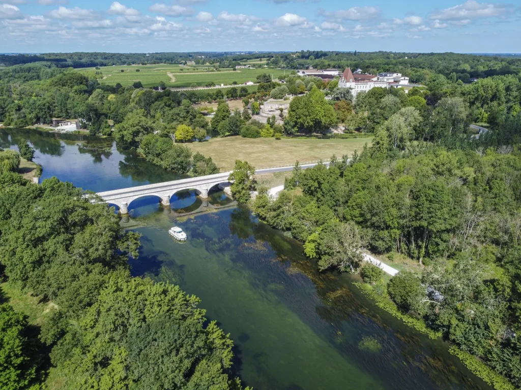 Vue sur le fleuve Charente à Bourg-Charente en été avec le vignoble et le château Marnier-Lapostolle en arrière plan