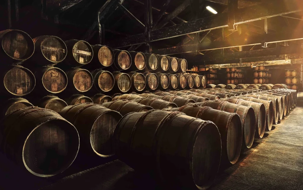 barriques, tonneaux, futs où vieillit l'eau de vie de cognac dans le chai du fondateur de la maison de négoce hennessy à Cognac
