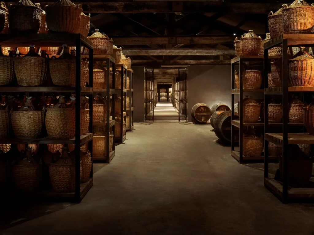 Le chai du paradis Dames-jeannes, barriques, tonneaux et fûts où vieillissent les eaux-de-vie les plus anciennes de la maison de négoce hennessy à Cognac