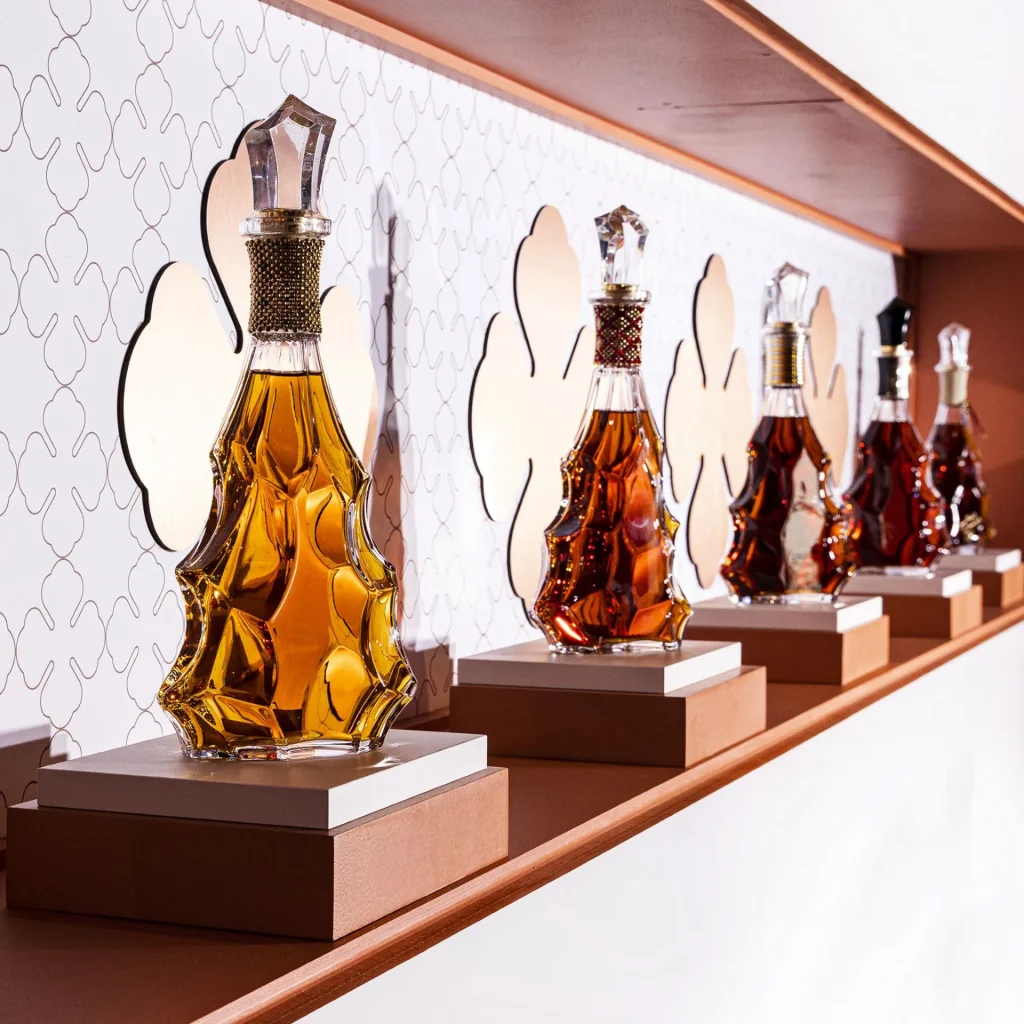 bouteilles de cognac à la boutique de la maison de négoce Camus à Cognac