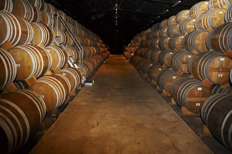 Barriques, fûts, tonneaux dans un chai de vieillissement des eaux-de-vie de cognac de la maison de négoce Louis Royer à Jarnac