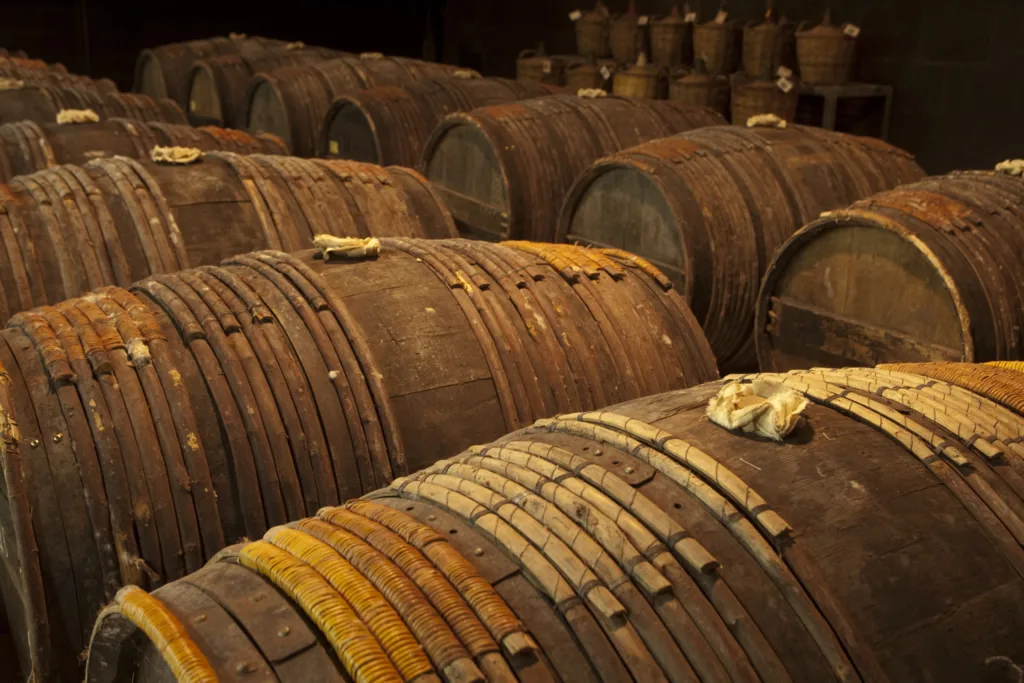 Barriques, tonneaux, fûts où vieillissent les eaux-de-vie de cognac dans le paradis de la maison de négoce Louis Royer à Jarnac