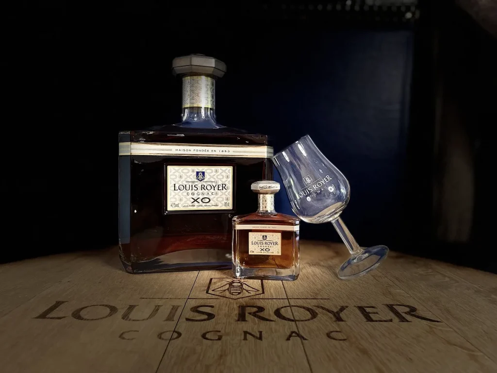 Bouteilles de cognacs XO de la maison de négoce Louis Royer à Jarnac