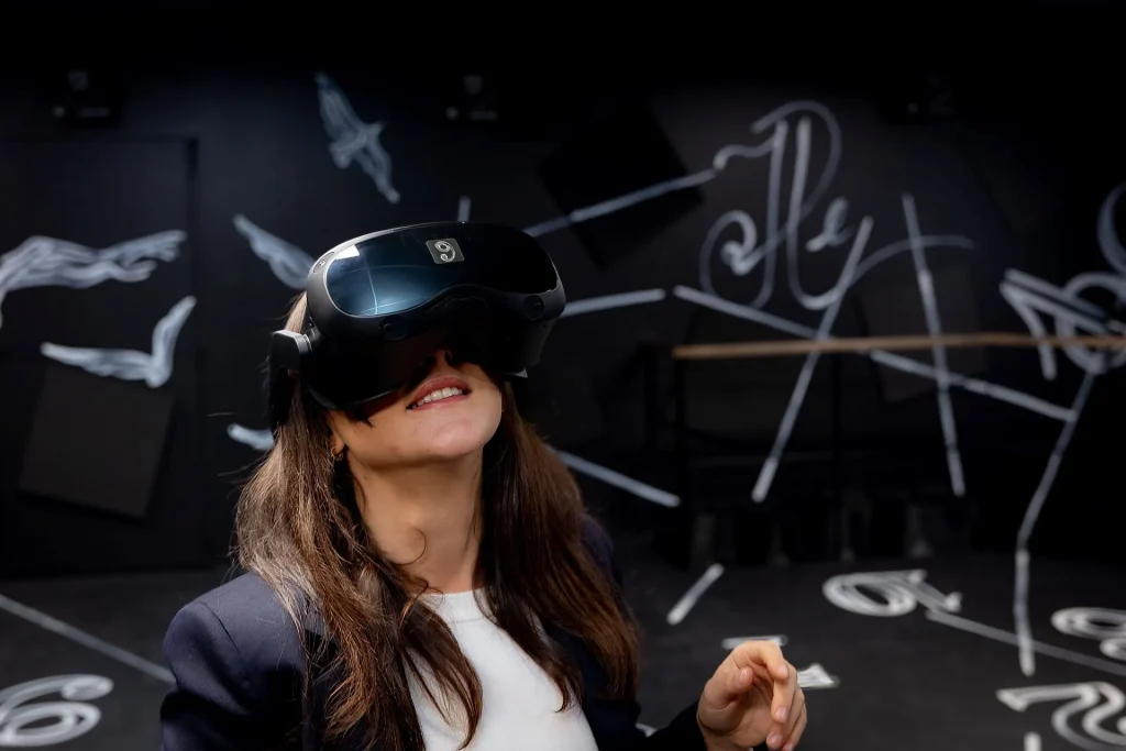 Femme avec un casque de réalité virtuelle pendant l'initiation immersive mobilis lors d'une visite de la maison de négoce Hennessy à Cognac