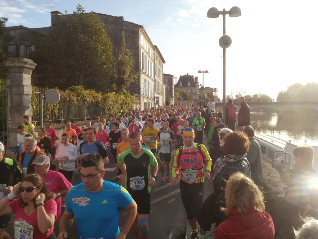 départ du marathon du cognac à Jarnac, nombreux coureurs sur le quai de l'orangerie en bord de charente